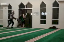 2 Polisi Bersepatu Masuk Masjid Ditahan 14 Hari usai Sidang Propam Polda Sulsel