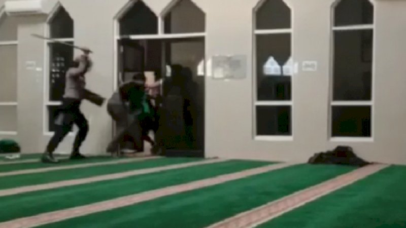 Dua anggota polisi yang mengejar pengunjuk rasa hingga masuk ke dalam masjid tanpa membuka sepatu di Makassar telah menjalani sidang disiplin di Propam Polda Sulsel.