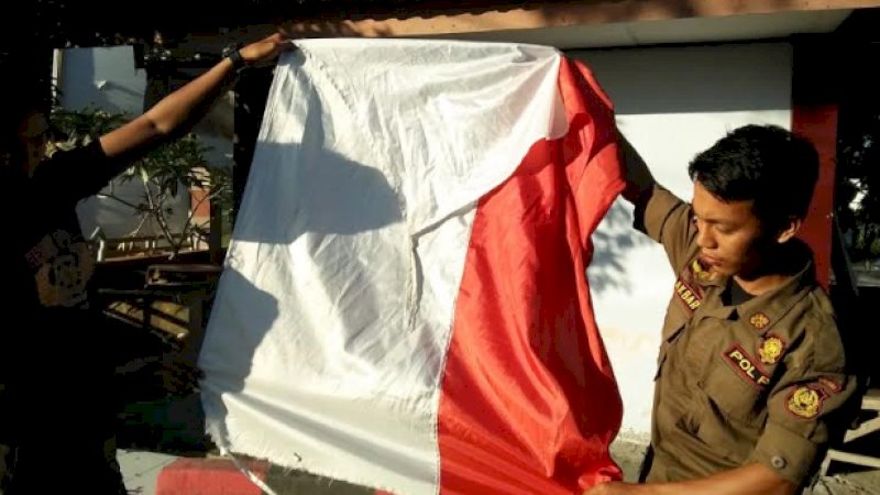 Bendera Merah Putih yang sebelumnya berkibar di gedung DPRD Bulukumba