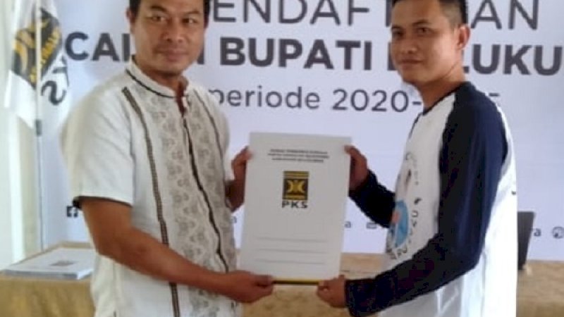 Pemuda Herlang, Ridho (kanan) ambil formulir untuk Syamsuddin Alimsyah di PKS Bulukumba, Kamis (3/10/2019).