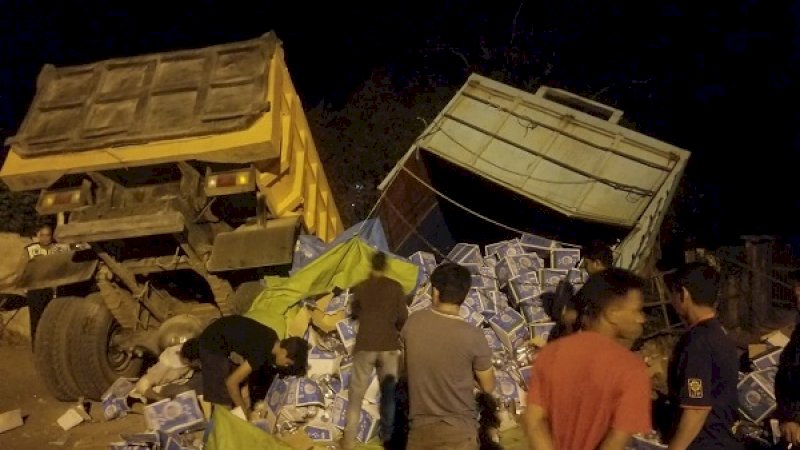 Dua mobil truk bertabrakan di Jalan Teratai Indah Macanda, Kelurahan Romangpolong, Kecamatan Somba Opu, Kabupaten Gowa, pada Kamis malam (3/10/2019).