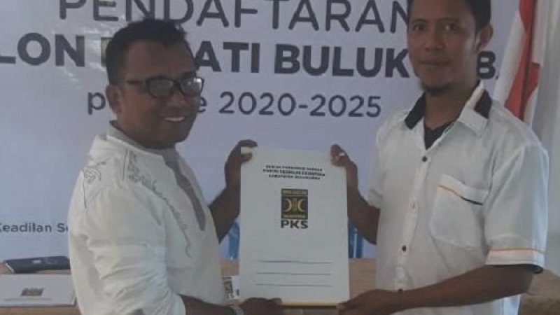 Tim Andi Muchtar, Idhan (kiri), mengambil formulir di Kantor PKS DPC Bulukumba.