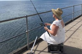 Sejak Menikah, Wanita ini Selalu Pakai Gaun Pengantin ke Manapun Ia Pergi