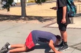 Beredar Foto Siswa Yahudi Dipaksa Cium Kaki Temannya yang Muslim