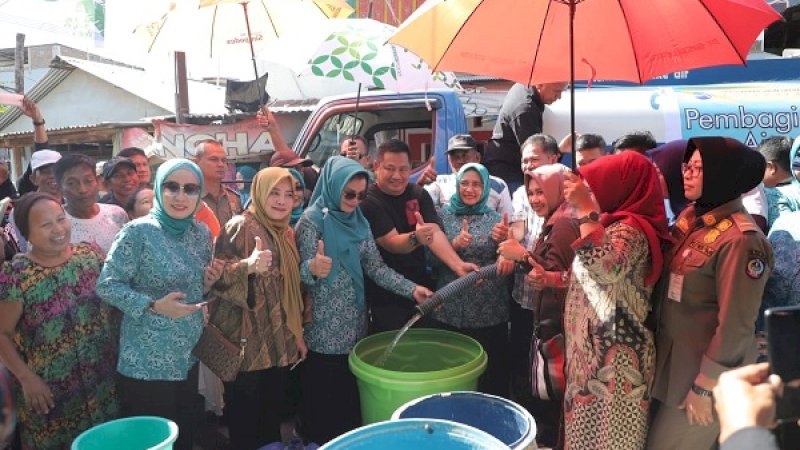 Perusahaan Daerah Air Minum (PDAM) Kota Makassar mengantarkan bantuan pengantaran armada mobil tangki air gratis, Sabtu (5/10/2019). 