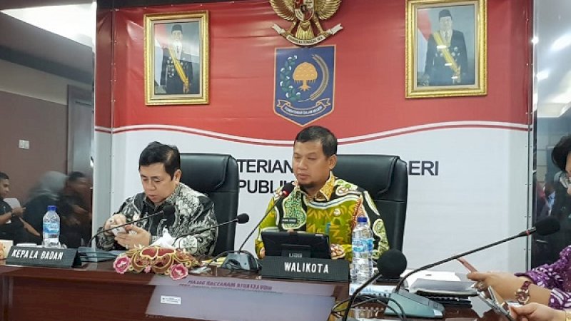 Penjabat Wali Kota Makassar, Iqbal Suhaeb (kanan)