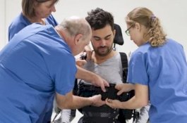 Pria Lumpuh Dapat Bergerak dengan Perangkat Robot yang Bisa Membaca Pikiran