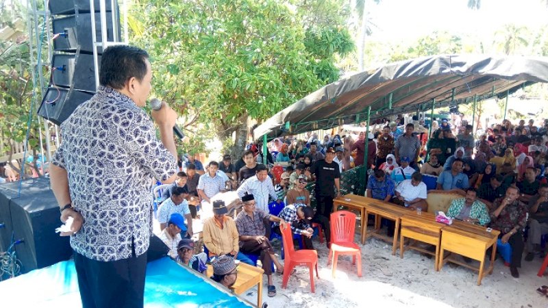 Ramli Lantara bersilaturahmi dengan keluarga besar di Pantai Samboang, Kelurahan Tri Tiro, Kecamatan Bontotiro, Bulukumba, Sabtu (5/9/2019).