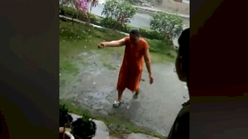 Warga Desa Moyag, Kecamatan Kotamobagu Timur, Kota Kotamobagu memungut batu-batu es yang turun bersama hujan.