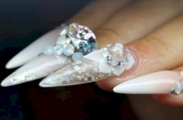 Menyentuh, Wanita ini Tempel Abu Ayahnya di Kukunya di Hari Pernikahannya