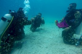 Bikin Sejarah, Batalion Marinir Makassar Gelar Upacara Kenaikan Pangkat di Dasar Laut