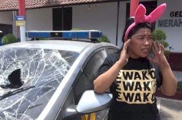 Datang Bawa Bantuan, Aksi Bunda Ela Bikin Polisi dan Warga Tak Henti Ketawa