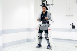 Pria Lumpuh Bisa Berjalan Berkat Bantuan Alat yang Dikendalikan Otak