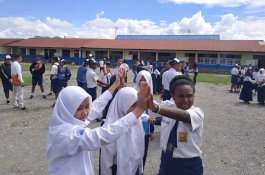 Cerianya Pelajar Wamena di Hari Pertama Sekolah, Dijaga TNI-Polri Berpakaian Preman