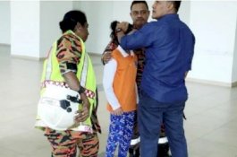 Video Petugas Damkar Bujuk Seorang Gadis yang Hendak Lompat dari Lantai 19