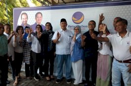 Didampingi Istri, Onasis Ambil Formulir Balon Wali Kota di Nasdem