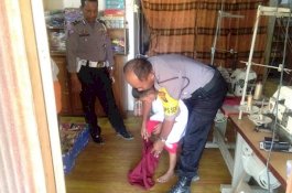 Kapolsek Segeri Pakaikan Baju Sekolah ke Anak Sebatangkara Korban Wamena