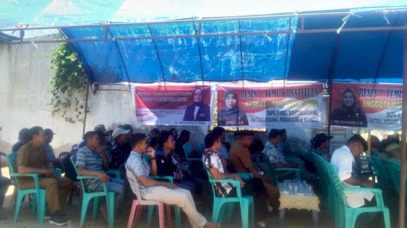 Tiga legislator perempuan dari anggota DPRD Gowa melakukan reses perdana di Desa Paccellekang, Kecamatan Patallasang, Kabupaten Gowa, Senin (7/10/2019).