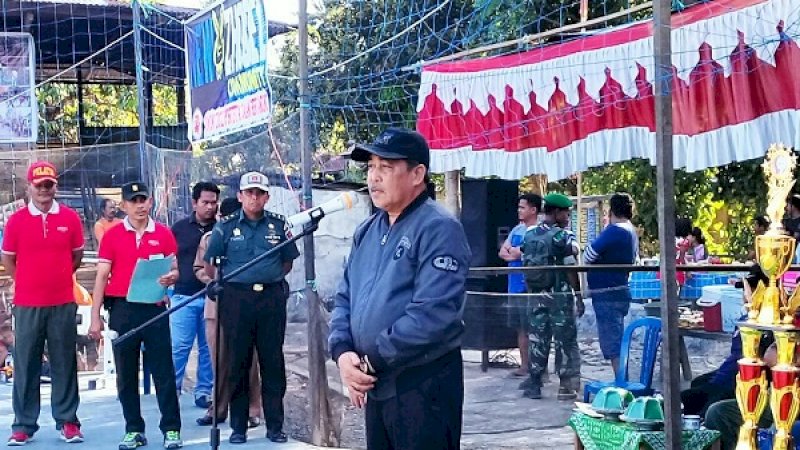 Bupati Sidrap, Dollah Mando, membuka Turnamen Bola Voli Putra Dandim Cup II Tahun 2019 yang berlangsung di Desa Otting Kecamatan Pitu Riawa, Senin (7/10/2019).