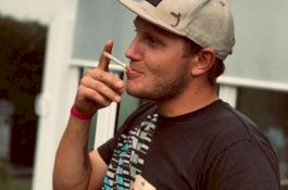 Pria Ini Lempar Pistol dan Pisau ke Meja Polisi, 