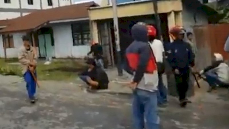 Para warga pendatang saat mengamankan kompleks mereka dari serangan perusuh di Wamena.