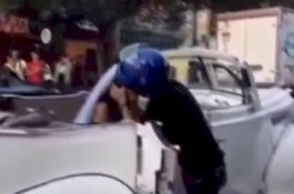 Memohon Jangan Menikah, Pria Ini Hentikan Mobil Pengantin Lalu Cium Mantannya