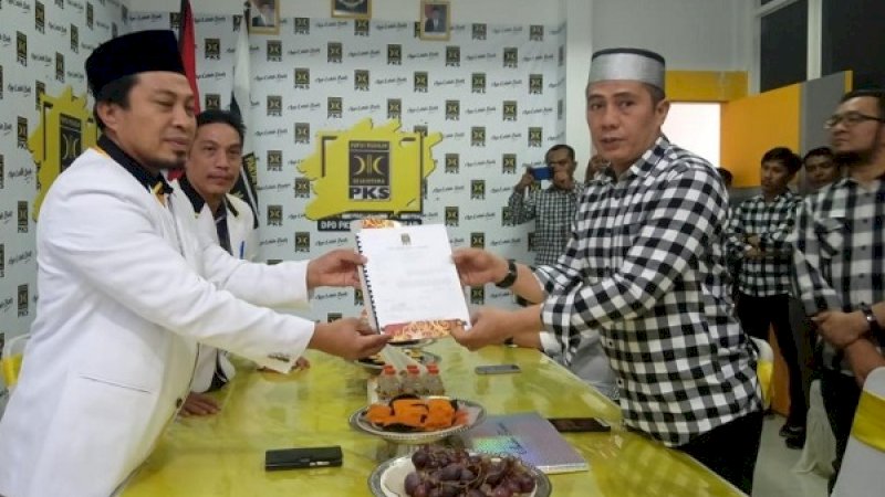 Syamsu Rizal saat mengambil formulir balon Wali Kota Makassar di Kantor DPC PKS Makassar.