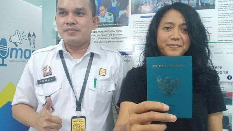 Dewiq berfoto usai mengurus paspor di Kantor Imigrasi Kelas II Parepare, Rabu, (9/10/2019).