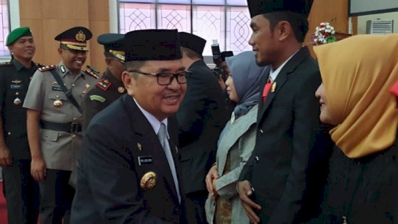 Judas Amir menyalami satu persatu unsur Pimpinan DPRD Luwu.