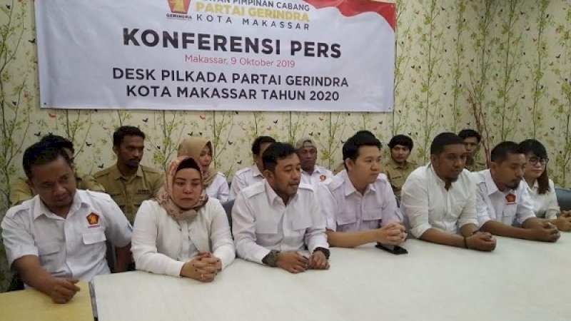 Ketua Partai Gerindra Makassar Erick Horas (keempat dari kiri), bersama pengurus Partai Gerindra Makassar lainnya, saat membuka penjaringan cawalkot Makassar.