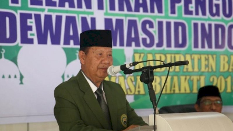 Amin Syam saat melantik pengurus Dewan Masjid Indonesia (DMI) Barru.