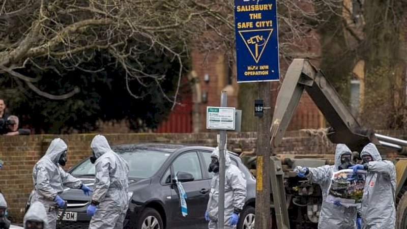 Personil militer mengenakan pakaian pelindung saat mereka menyelidiki serangan Salisbury novichok, yang dianggap sebagai ulah unit 29155 (Getty Images)