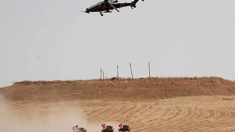 Helikopter militer Turki terbang ketika pasukan Turki dan AS kembali dari patroli gabungan di Suriah utara (File Foto: AFP)
