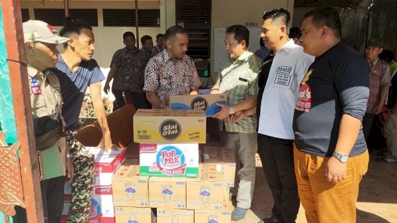 Relawan bakal calon wali kota Makassar, Syarifuddin Daeng Punna (Sadap) memberikan bantuan kepada para pengungsi, Kamis (10/10/2019). 