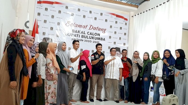 Syamsuddin Alimsyah didampingi relawan saat mengembalikan formulir ke PKS Bulukumba, Kamis (10/10/2019).