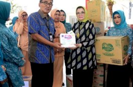 Liestiaty Nurdin Beri Bantuan Makanan dan Perlengkapan Bayi untuk Warga di Wamena