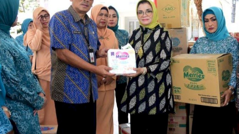 Liestiaty Nurdin Beri Bantuan Makanan dan Perlengkapan Bayi untuk Warga di Wamena