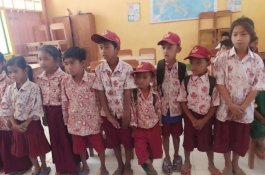Mereka Butuh Sepatu Pak Bupati, Siswa SD 60 Buung Pangkep Pakai Sandal Jepit ke Sekolah