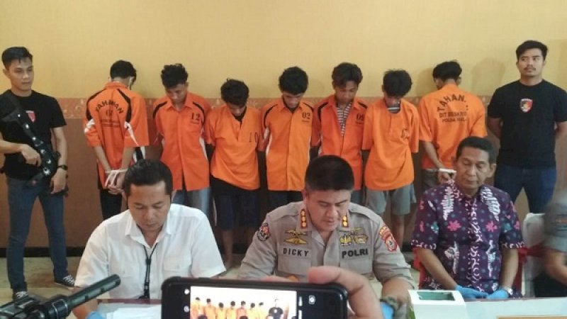 Tujuh anggota geng motor sadis di Makassar hanya bisa tertunduk lesu di Mapolda Sulsel, Jumat (11/10/2019). 