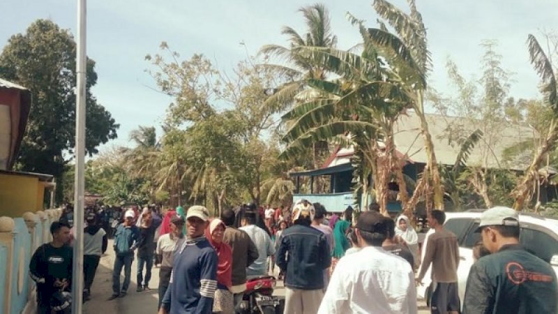 Ratusan massa dari keluarga TR mendatangi SMK 3 Jeneponto, dan mencari keberadaan AD.