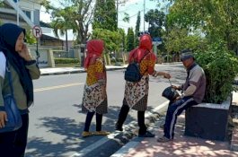 Staf Puskesmas Pangkajene Sidrap Berbagi dengan Tukang Parkir dan Pengayuh Becak