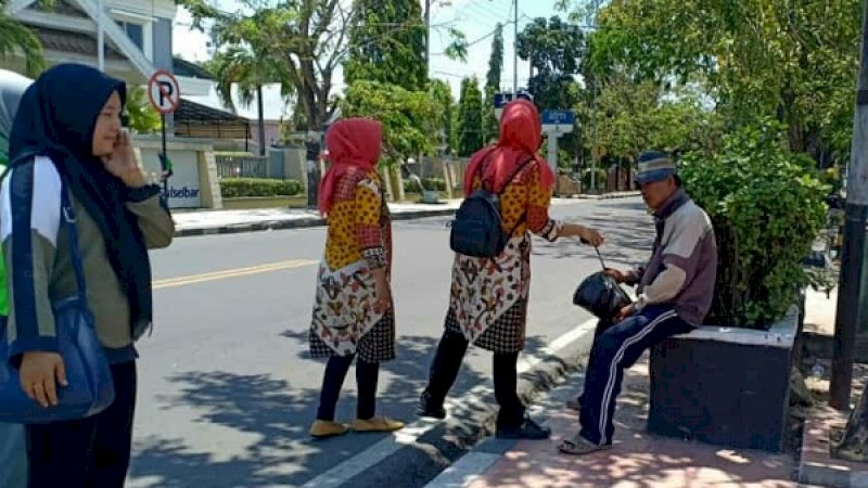 Pegawai Puskesmas Pangkajene Sidrap, berbagi dengan pengayuh becak dan juru parkir.