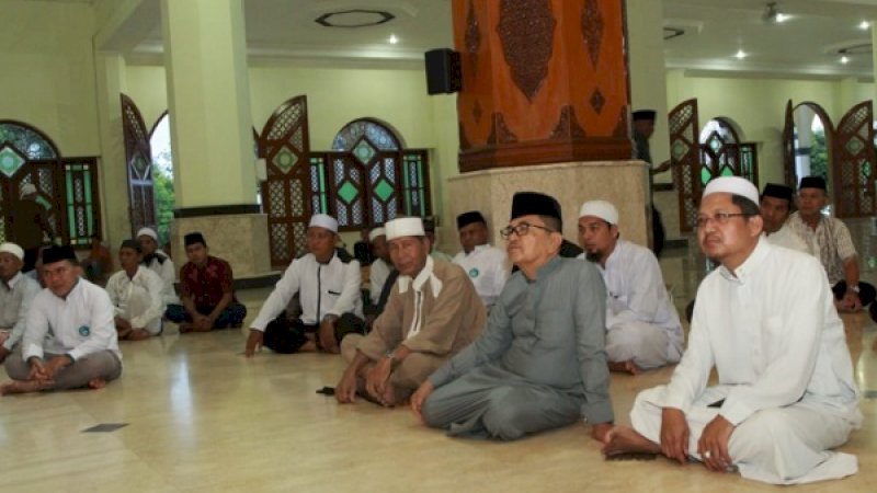 Wali Kota Palopo, HM Judas Amir (jubah abu-abu), duduk di sela-sela jemaah pada tabligh akbar setahun Juara.