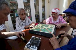 Rumah Ditabrak Mobil, Lansia Cuek Rumah Keasyikan Bermain Mahjong
