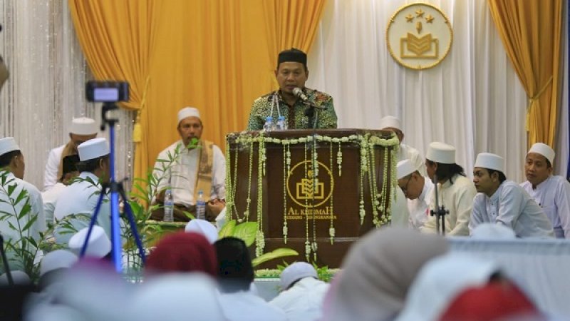 Penjabat Wali Kota Makassar, Iqbal Suhaeb, menghadiri zikir dan doa bersama untuk Makassar damai yang diselenggarakan Kecamatan Biringkanaya di Aula Gedung Balai Transmigrasi, Jumat malam (11/10/19).