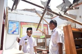 Atap Ruang Guru Hancur, SD Bontocinde Tacciri Ditinjau Wabup Gowa