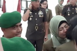 Saat Sertijab, Mata Istri Eks Dandim Kendari Berair