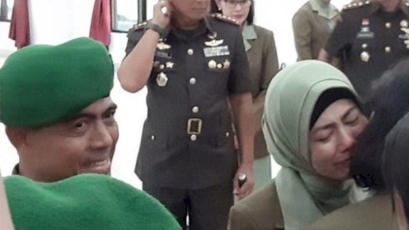 Irma menangis saat memeluk rekan-rekannya dari Persit, usai sertijab suaminya dari Dandim Kendari. (Foto: Lukman Budianto/kendarinesia.)