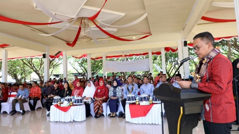 Bupati Bantaeng, Ilham Azikin, memberikan apresiasi kepada seluruh peserta jambore Ikatan Penyuluh Keluarga Berencana (IPeKB).