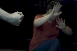 Di Depan Putrinya, Wanita ini Digilir oleh 4 Keponakannya Sambil Disiksa Mantan Suami